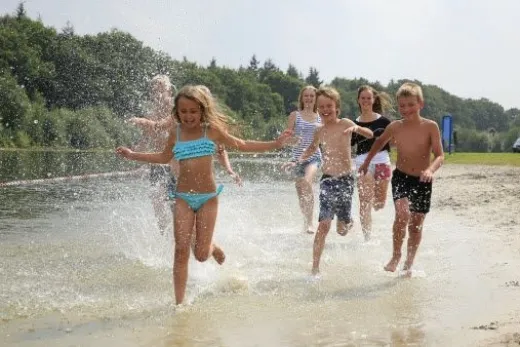 Kinderen vermaken zicht in het water