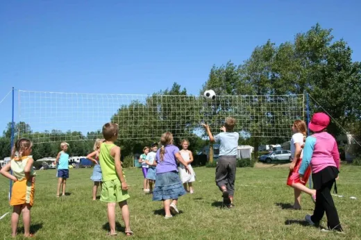 Kinderen spelen buiten 1 van de sportactiviteiten