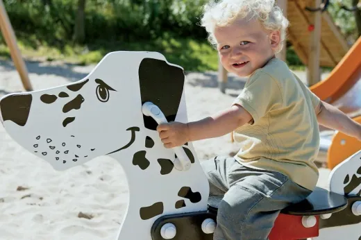 Jongentje speelt in de speeltuin