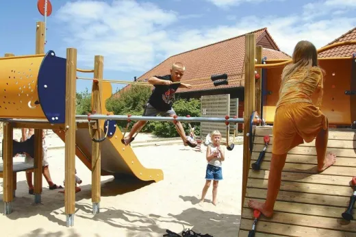Kinderen spelen in de speeltuin