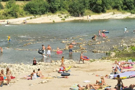 Het strand aan de ArdÃ¨che