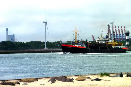 Naast dit park zie je dit schepen varen richting het botlek gebied