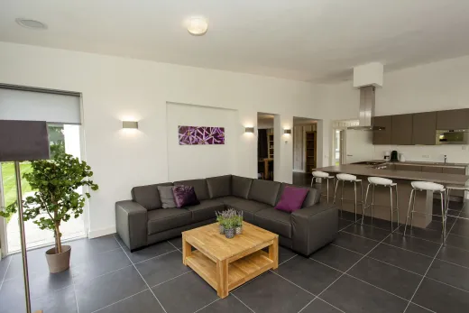 Moderne inrichting in 1 van de bungalows