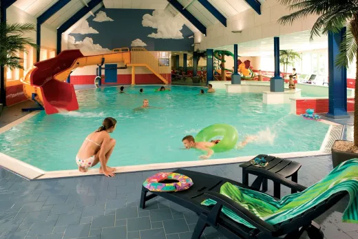 Het zwembad met waterglijbaan op De Hellendoornse Berg