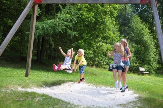 Kinderen spelen in de speeltuin