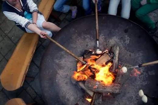 Kinderen maken marshmallows 