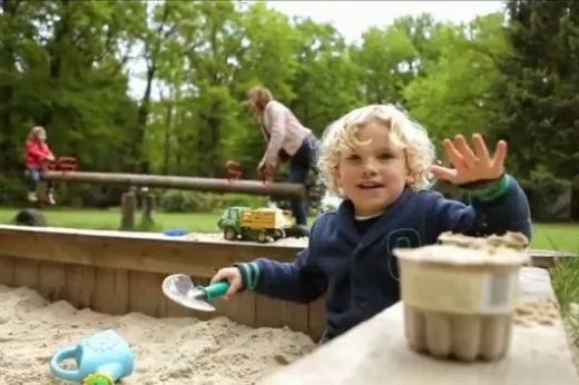 Jongentje speelt in de zandbak