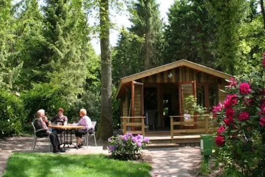 Mensen zitten buiten bij hun bungalow