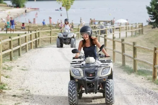 Quad rijden over het pad
