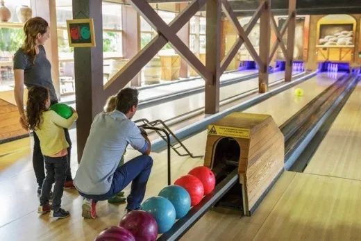 Gezin bowlt bij de Indoor Bowlingbaan