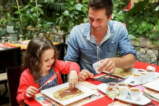 Vader en dochter versieren pannekoek