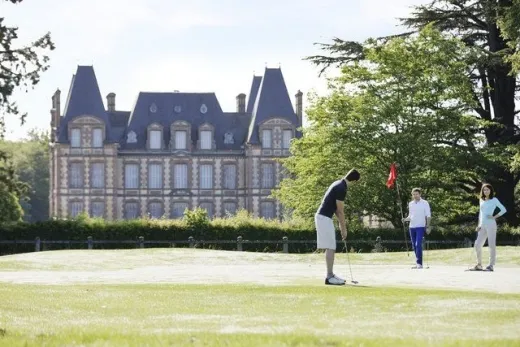 Gezelschap speelt golf op de Golfbaan