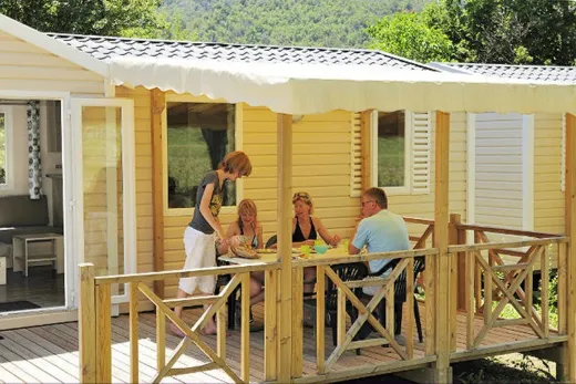 Mensen zitten op het terras bij hun Mobile home