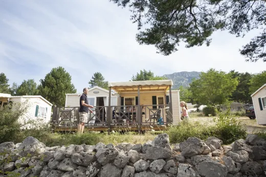 Mensen spelen buiten bij hun Mobile home