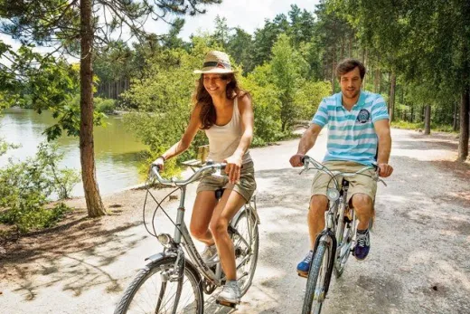 Stel fietst over het park