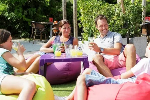 Gezin zit buiten te drink