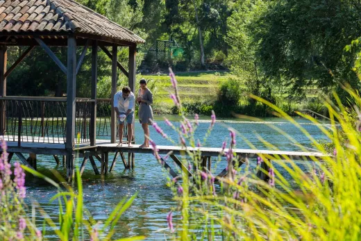 Mensen wandelen over het water