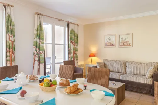 Woonkamer en eethoek in 1 van de appartementen