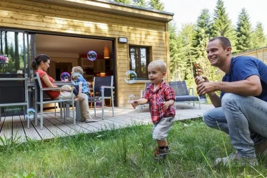 Gezin is buiten bij de cottage