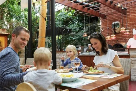 Gezin eet bij restaurant in de Market Dome