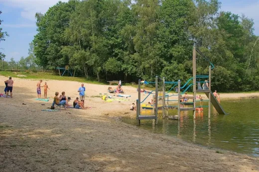Kinderen spelen op het strand
