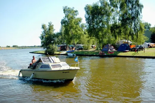 Mensen varen over het water 