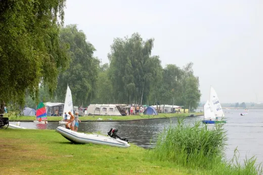 Mensen varen over het water