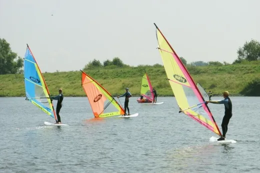 Mensen surfen over het water