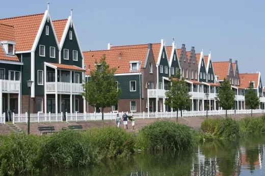 De bungalows aan het water