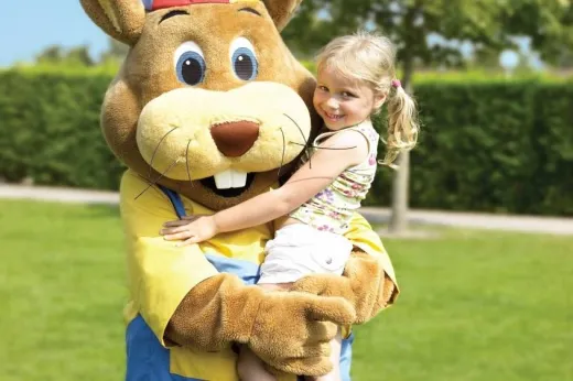 KInderen ontmoeten hun grote vriend Koos konijn
