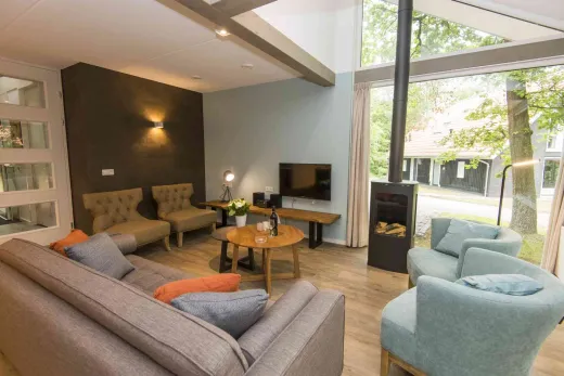 Woonkamer in luxe bungalow op Landal Miggelenbergh