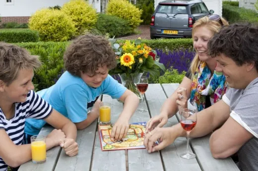 Met je gezin buiten zitten op het terras