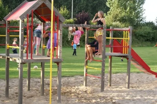 Kinderen spelen in 1 van de speeltuinen