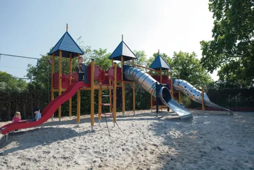 Kinderen spelen in 1 van de speeltuinen