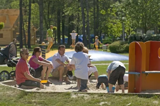 Kinderen spelen in de zandbak