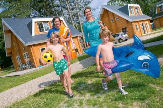 Kinderen zijn onderweg naar het zwembad
