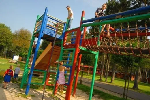 Kinderen spelen in 1 van de speeltuinen