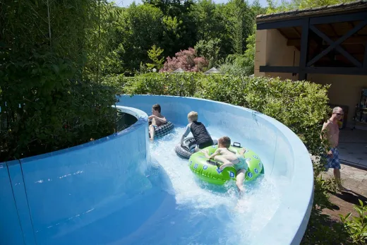 Kinderen glijden van de Rainbow Splash