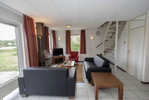 De woonkamer in 1 van de bungalows