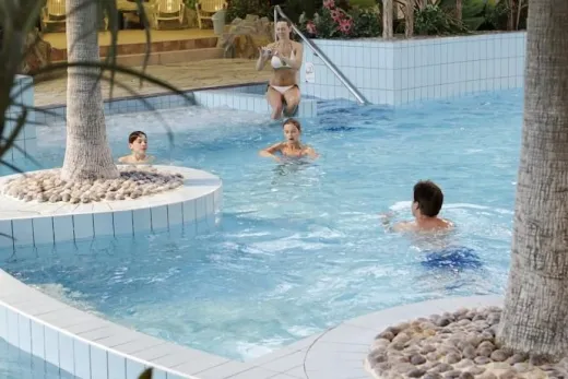 Mensen zwemmen in het verwarmde binnenzwembad