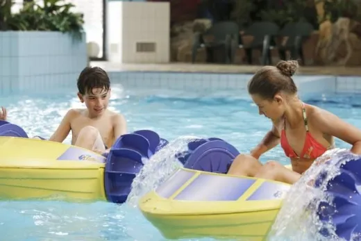 1 van de waterattracties in het verwarmde binnenzwembad