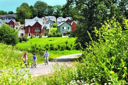 Kinderen fietsen over het park