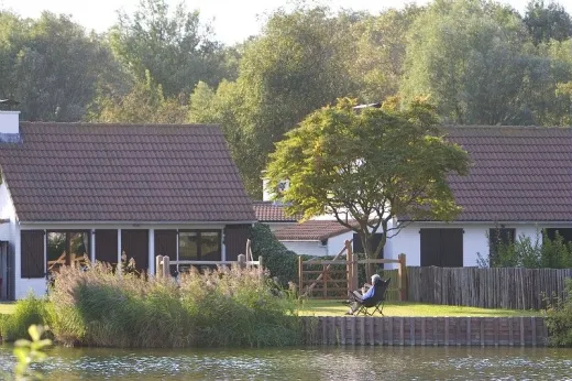 1 van de vakantiehuisjes gelegen aan het water