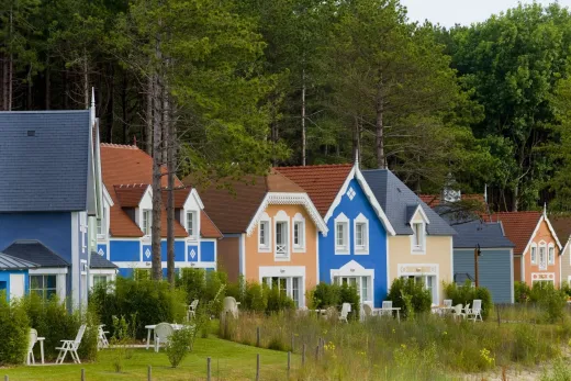Verschillende vakantiehuisjes op het park