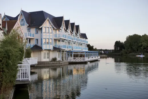 Appartementencomplex aan het water