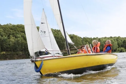 Bootje varen over het meer
