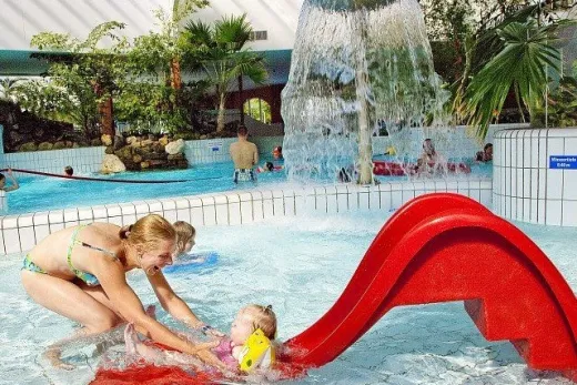 Moeder en baby spelen in het kinderbad