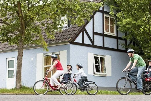 Gezin fietsend over het park