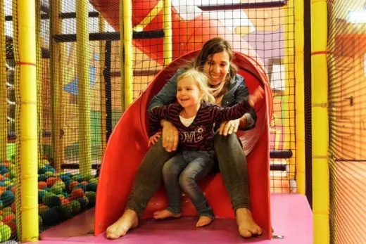 Moeder en dochter komen van glijbaan