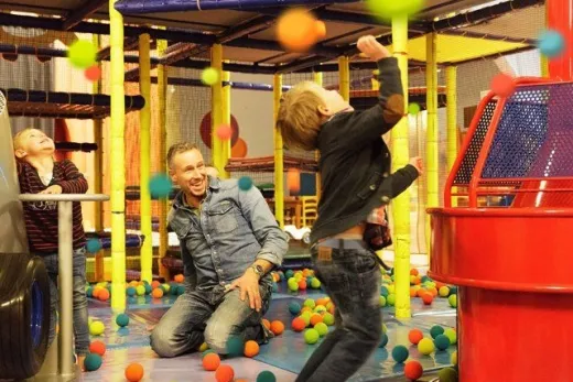 Kinderen en vader spelen in de Kids Factory